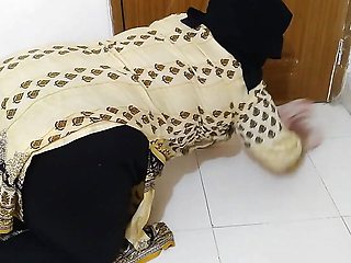 Tamil maid fucking owner while cleaning house Hindi Sex