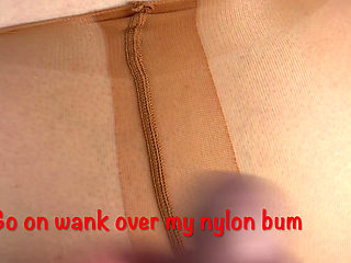 Mrs Mature Feet on the floor being wanked over. 385