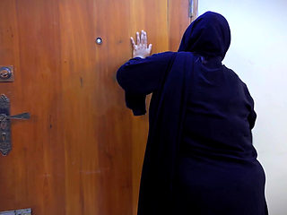 Moroccan Hot Stepmom Wear a Bra Hijab Abaya & a Panty Then She Sweep My Room & Try to Seduced Me