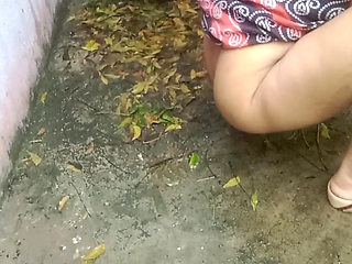 Bhabi Pissing Outdoor Showing Pusssy, Ass, Boob