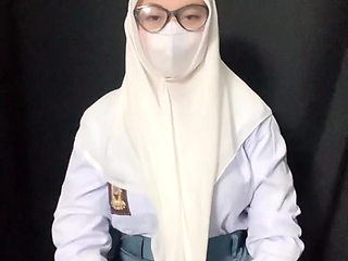 High school students like to play alone, shake to the beech