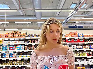 Cassandra Sort Les Seins A Lair A La Maison Et Dans La Rue