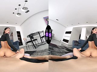 Skinny teen Breiny Zoe rides in vr with passion