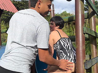 Mis Padrastros Contratan a Un Nuevo Jardinero, Me Encanta Como Se Ve Y Me Pongo Cachonda Hasta Terminar Follandomelo Duro.