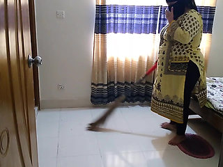 Office Boss Fuck a Arabian Muslim Maid When She Was Clean Office Room!