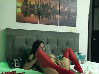 me masturo with giant dildo.