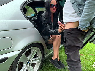 female hitchhiker seduced me in the car,I fucked her hard.