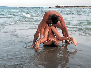 Cayenne Meets up with Her Man along the Tropical Shoreline - Private Porn Sex Videos
