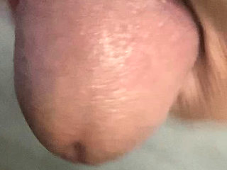 In the bathroom, there was a cock that was getting an erection, only knowing how to endure it, not having to do it
