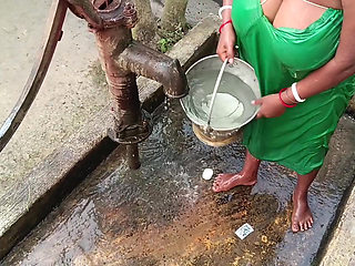 Desi bhabhi nahate hue mast lagti hai