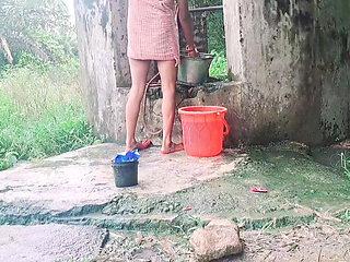 Desi Bhabhi Outdoor Freshng in Morning