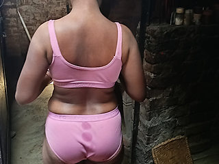 Shivani bhabhi aapne bade bade boob press kar rahi hai aur chut ko bhi pess kiya aur aapne sautele bate ka kale lund ko chusa aur chudai kar