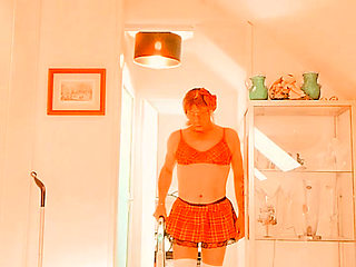 The little housekeeper is looking for the tip