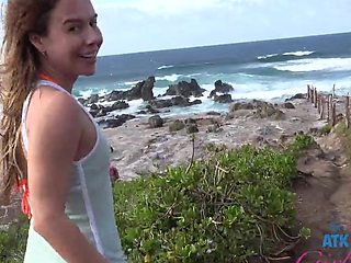 Sexy babe Summer Vixen enjoys sucking a cock in the car