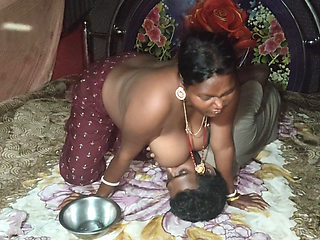 Desi wife ki dudh nikala chai banane ke liye