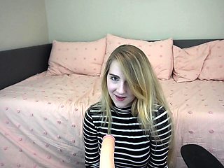 amateur blonde solo webcam