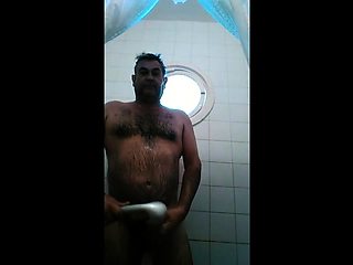 Osito caliente con una gran polla se ducha y se pajea.
