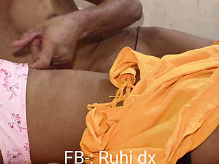 Kapde badalte waqt apni bahen ko dekha aur usne bula ke sex kiya