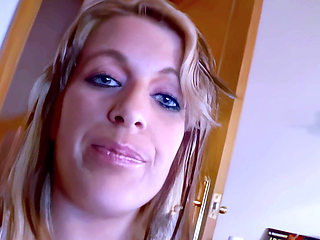 Tigra: Quick Little Interview in French with the Beautiful Blonde MILF Tigra