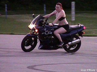 Bikini Sportbike Riding (wmv)