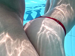 HOMEMADE SEX AND IN THE WATER ENDS IN AQUATIC BLOWJOB