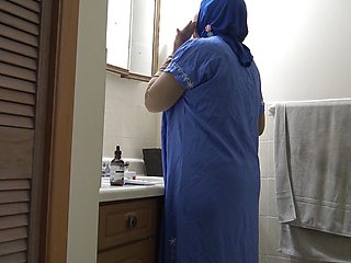 Moroccan Arab Wife Gets Cumshot in Pussy Before Work