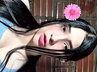 Gomez shows off her big tits