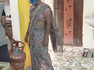 House Wife Fucks the Gas Cylinder Delivery Boy