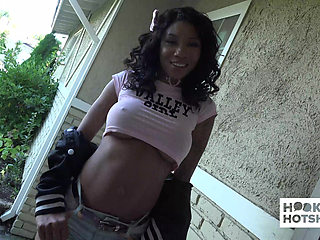 Gorgeous Ebony September Reign Gets Swept Into A Heated Encounter!