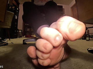 Worship My Feet While I Game!