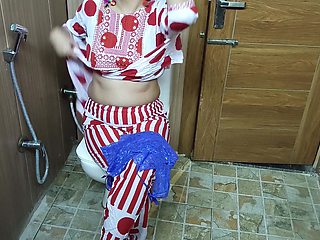 Hindi Teen Stepson Sneakes Behind Stepmom Changing Clothes and She Likes This in Hindi Audio