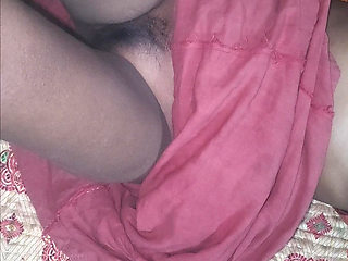 Desi hot bhabhi romantic munda mein dalwa rahi rahi hai.