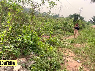 The Beautiful Lost Princess in a New Area but Find Both Help