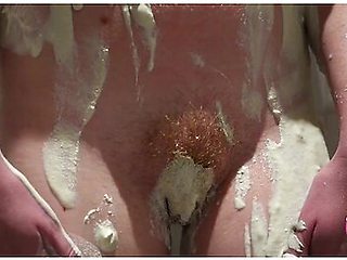 Petit Essai Dargile Blanche Sous La Douche