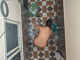 Saw the Neighbor's Sister-in-law Taking a Bath