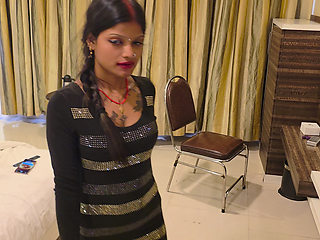 Indian desi Bhabhi ko akela dekh ke dewar bhabhi ko pel diya
