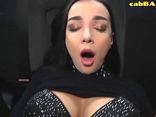 Horny stunning babe pussydrilled in taxi