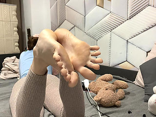 Touch yourself while my FEET ignore you