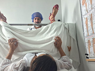 Noivo Leva Sua Noiva Ao Medico Que O Faz Uma Exame Ginecologico!