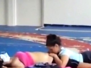 Deux Coquines: Surprise au Gymnase - French Amateur Video