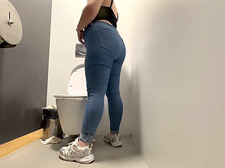 Loud Farts in Mall Toilet