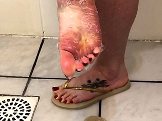 Masturbating amateur cums after solo fun