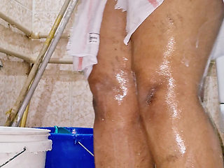 Indian Desi aunty bathing video