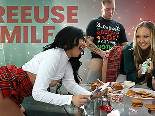 Paisley Porter And Vanessa Marie In It Feels A Lot Like Christmas