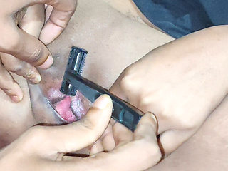 The brother-in-law cut off the hair of the village sister-in-law. He said that if he drops the hair, he will let him fuck her.