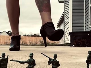 Dreaxoxo - Giantess Defeats Army FemDom