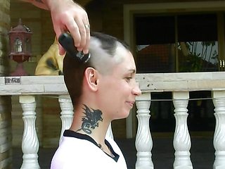 Behind the scenes: Lisa Fox shave her head. Music clip