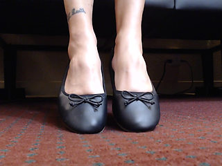 Toe wiggling in ballet flats