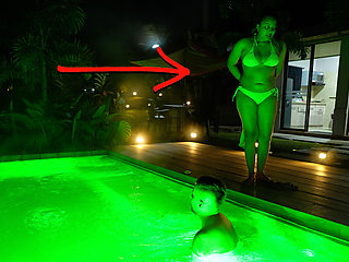 In a Public Jacuzzi, He Cum Inside Her Pussy