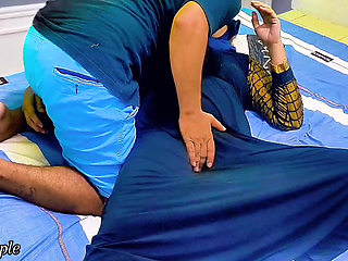 Gadis berhijab menunjukkan memeknya tetapi saudara tiri memilih lubang yang salah.